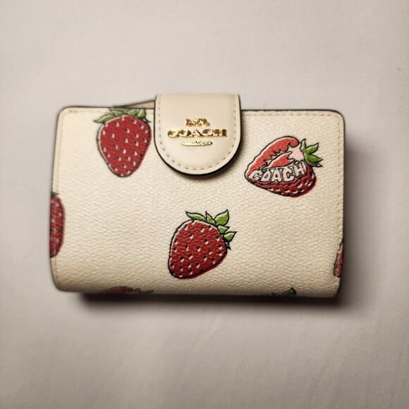 NWT Coach CAP01 Medium Corner Zip Wallet Strawberry Print - Picture 1 of 7